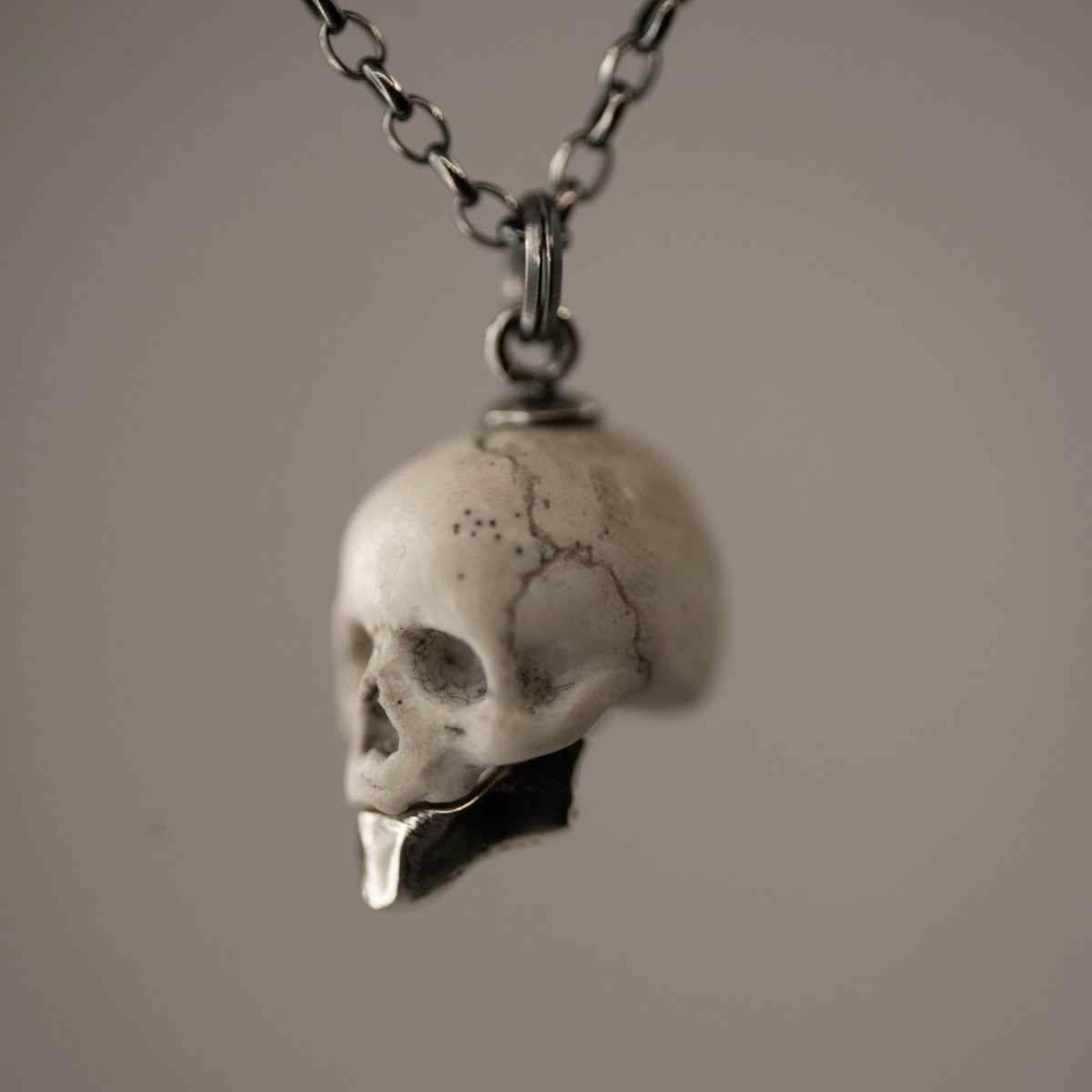その他 New mini skull marble pendant Miniature Marble Skull Pendant with Silver Jaw | Macabre Gadgets