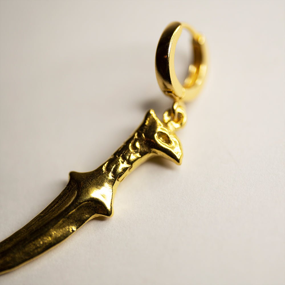 Griffin Sabre earring gold-plated variant close-up of griffin head detail, fantasy medieval jewelry