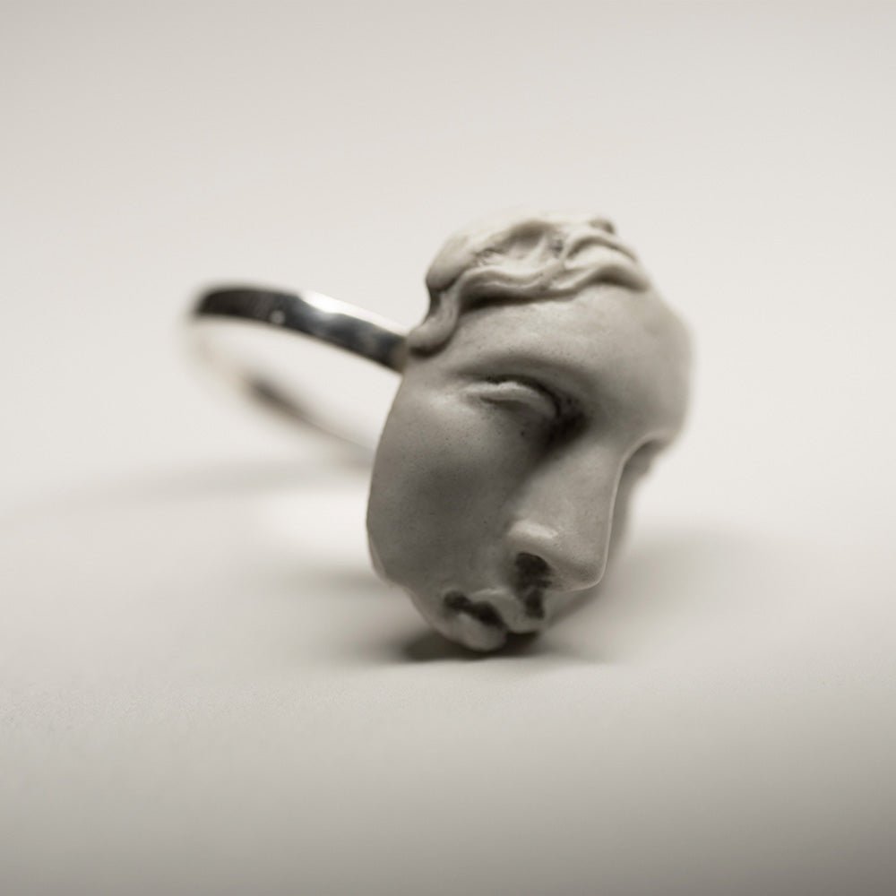 HELEN RING - Macabre Gadgets