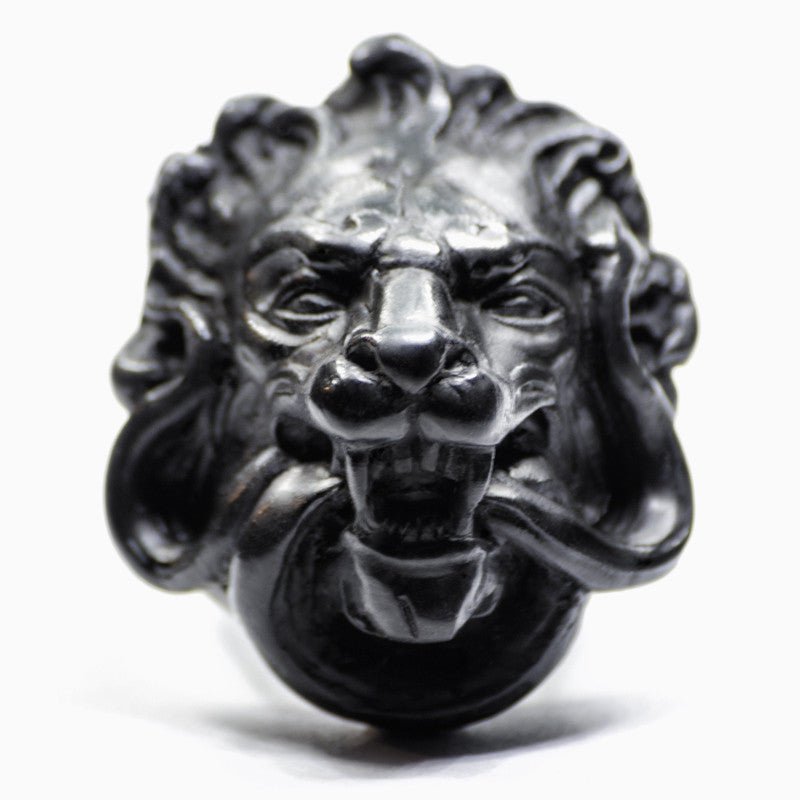 Marble Lion ring - black variant - close-up of antiquity inspired lion's head