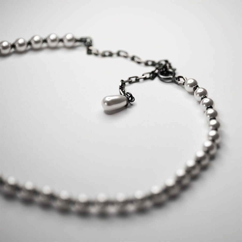 Pearl Choker close-up