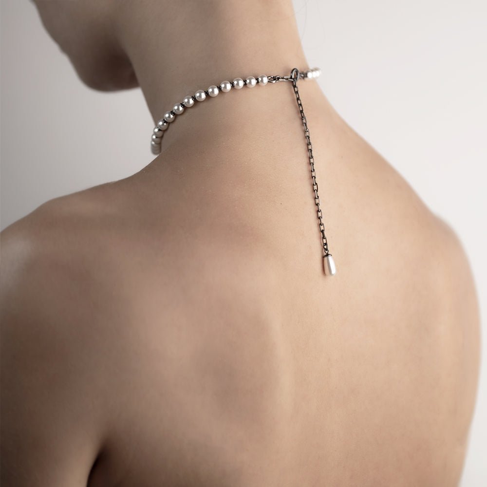 Pearl Choker on a model from the back, to show the lock
