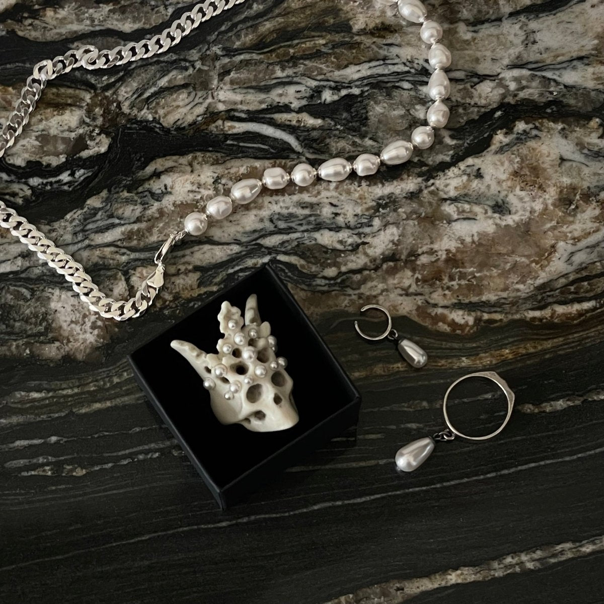 PEARL CROWN RING - WHITE - Macabre Gadgets Store
