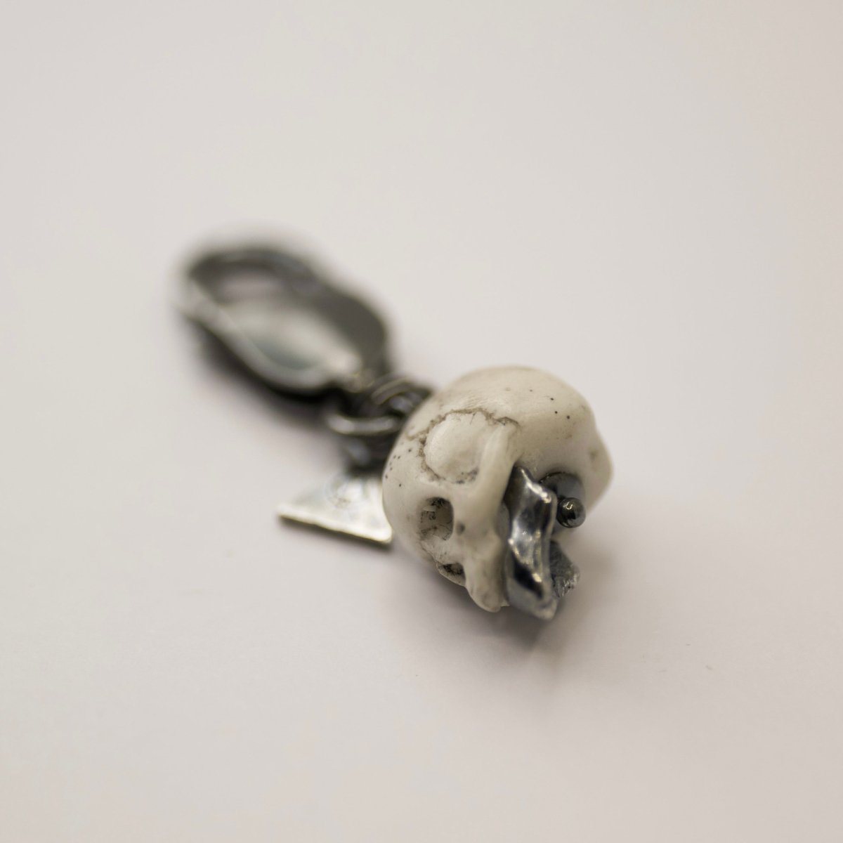 Ancient Skull charm - Macabre Gadgets