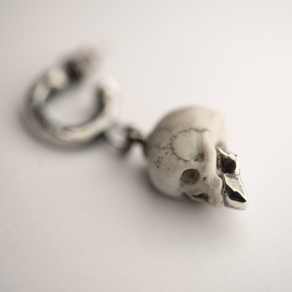 Ancient Skull earring - Macabre Gadgets