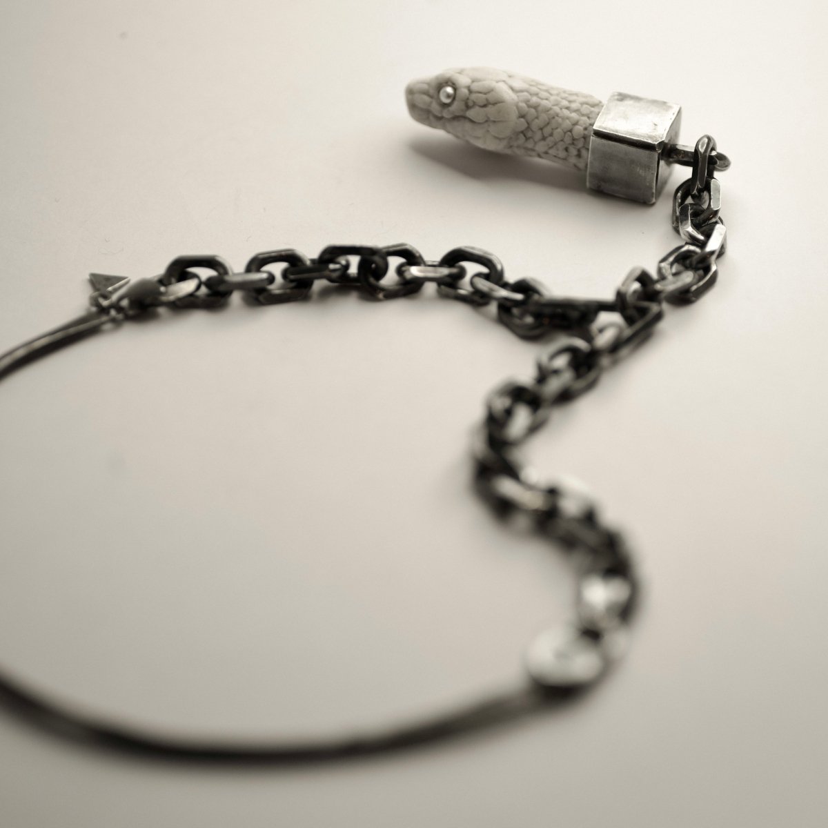 Aspis necklace - Macabre Gadgets