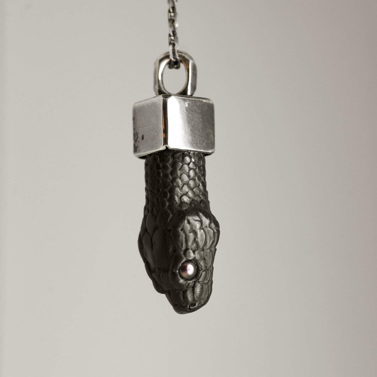 Aspis pendant - black variant with black pearl eyes