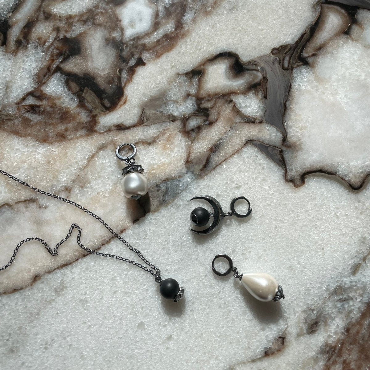 Baroque pearl earring - Macabre Gadgets