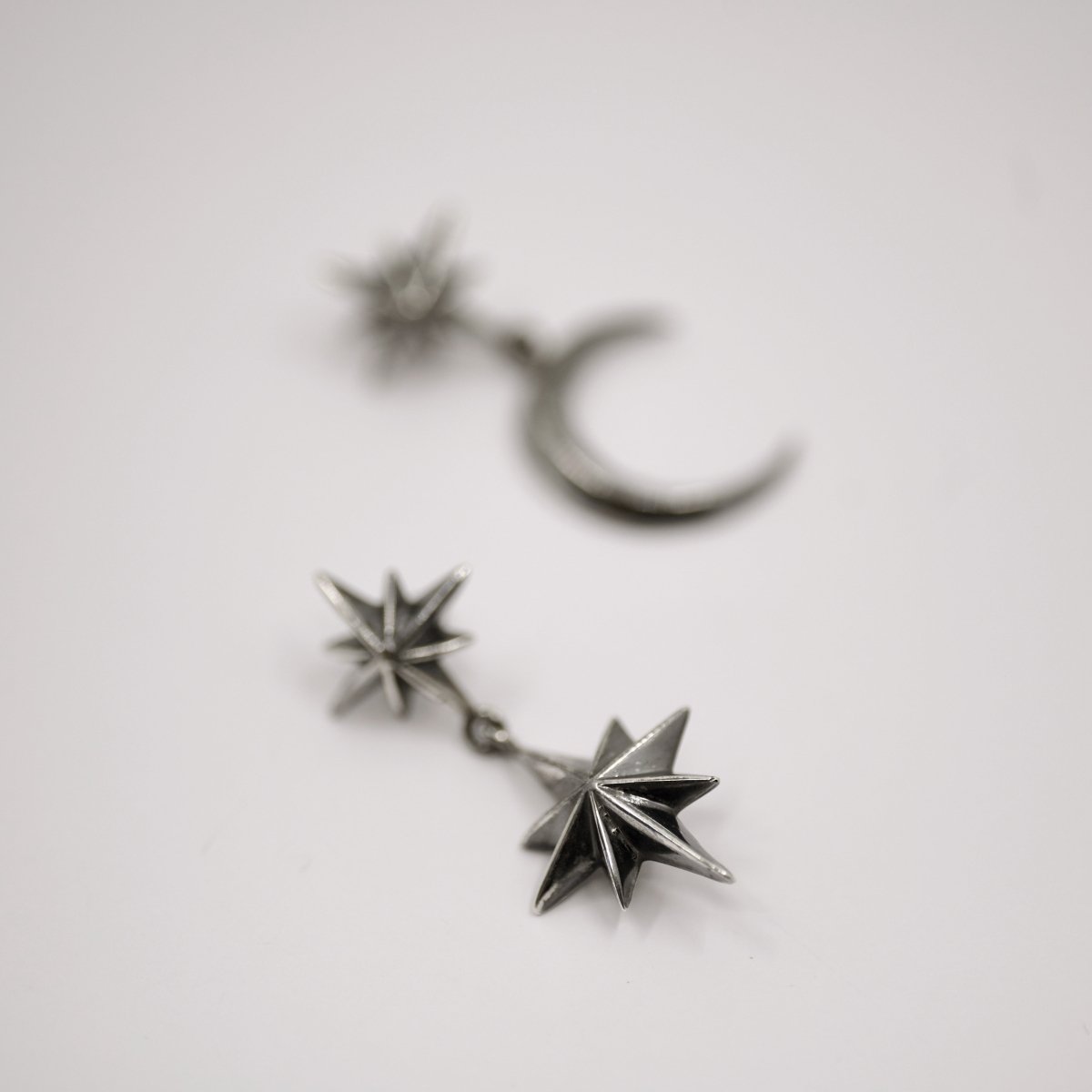 Castor & Pollux earring - Macabre Gadgets