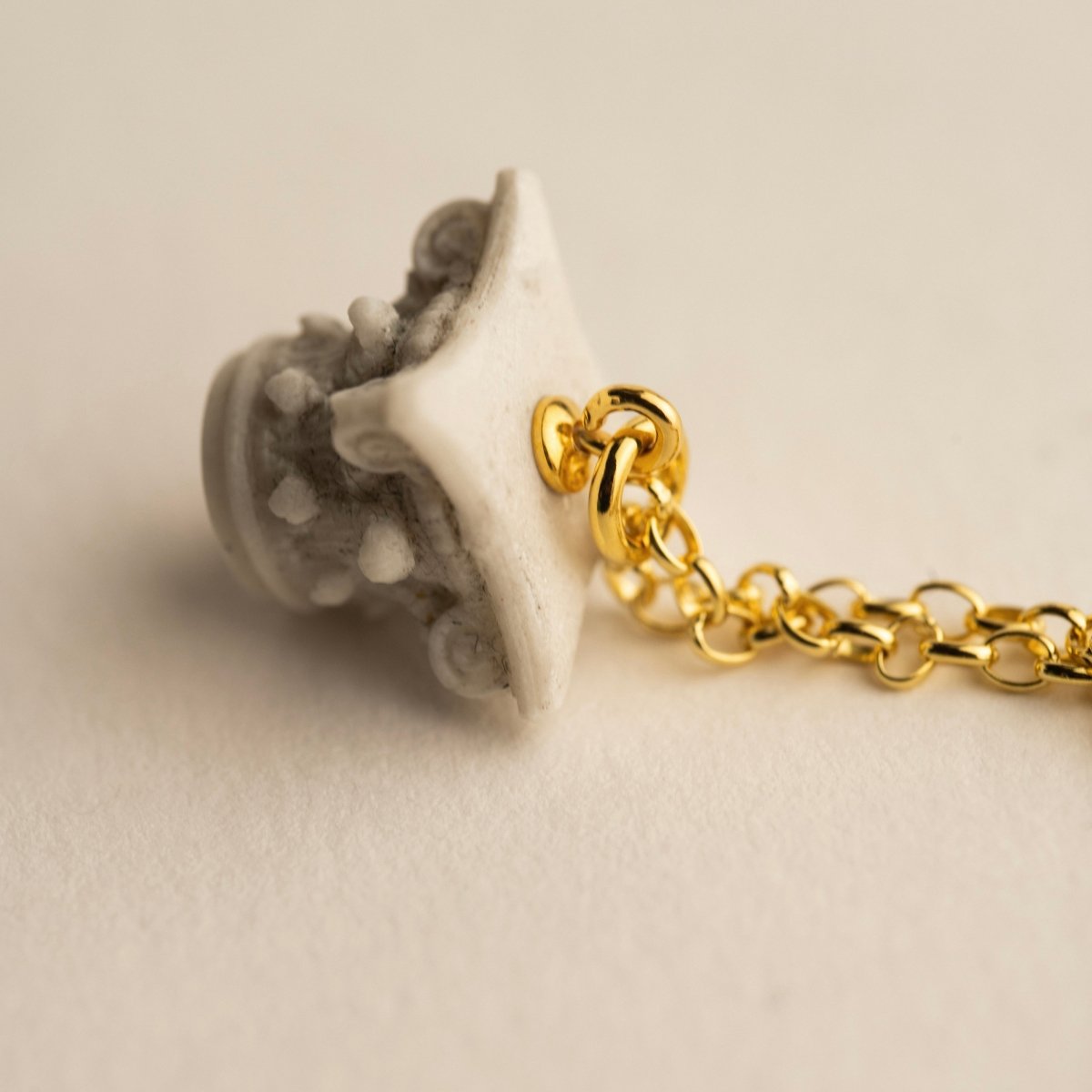 Corinth pendant close-up of the pendant and its fixture to the chain