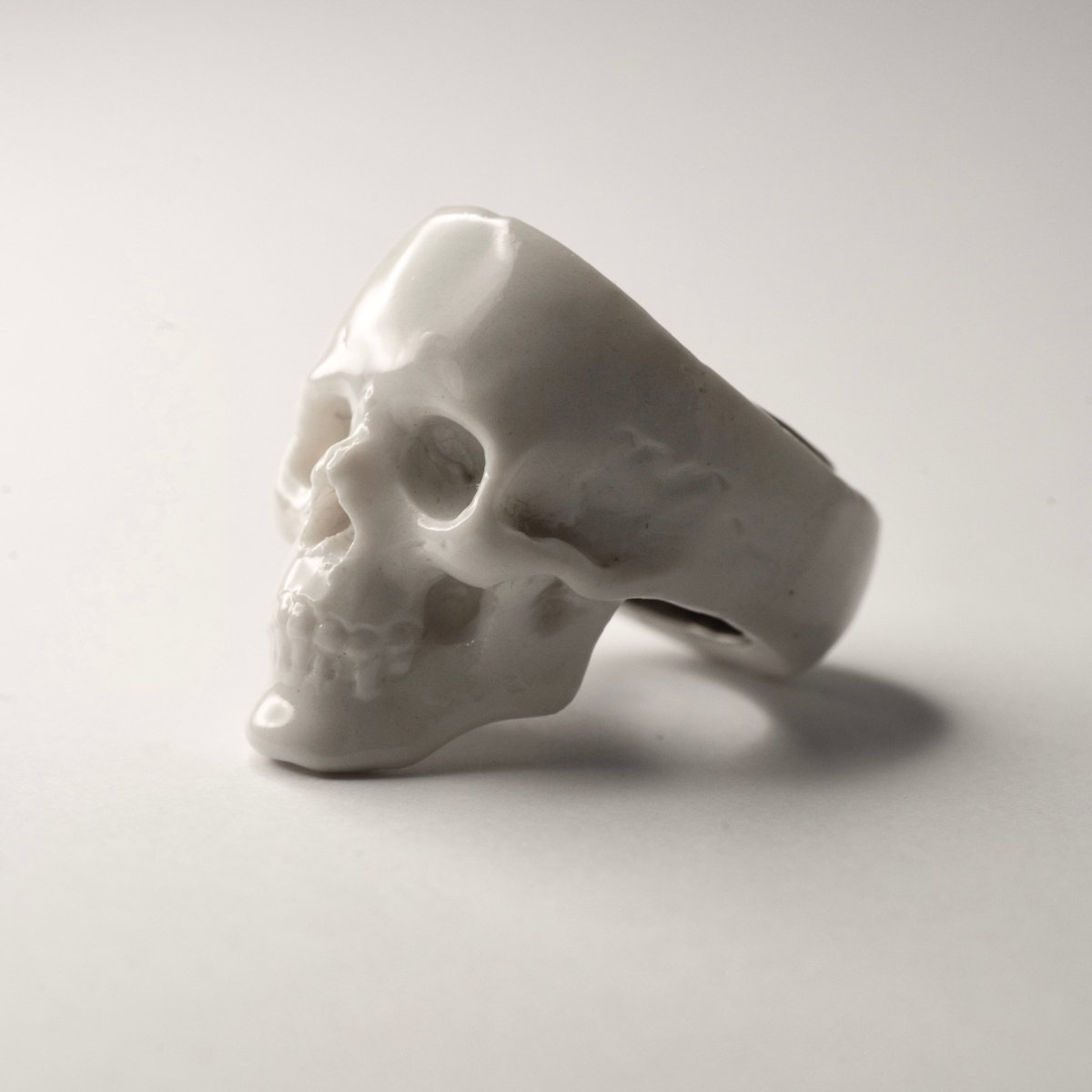 Marble Skull ring - Macabre Gadgets