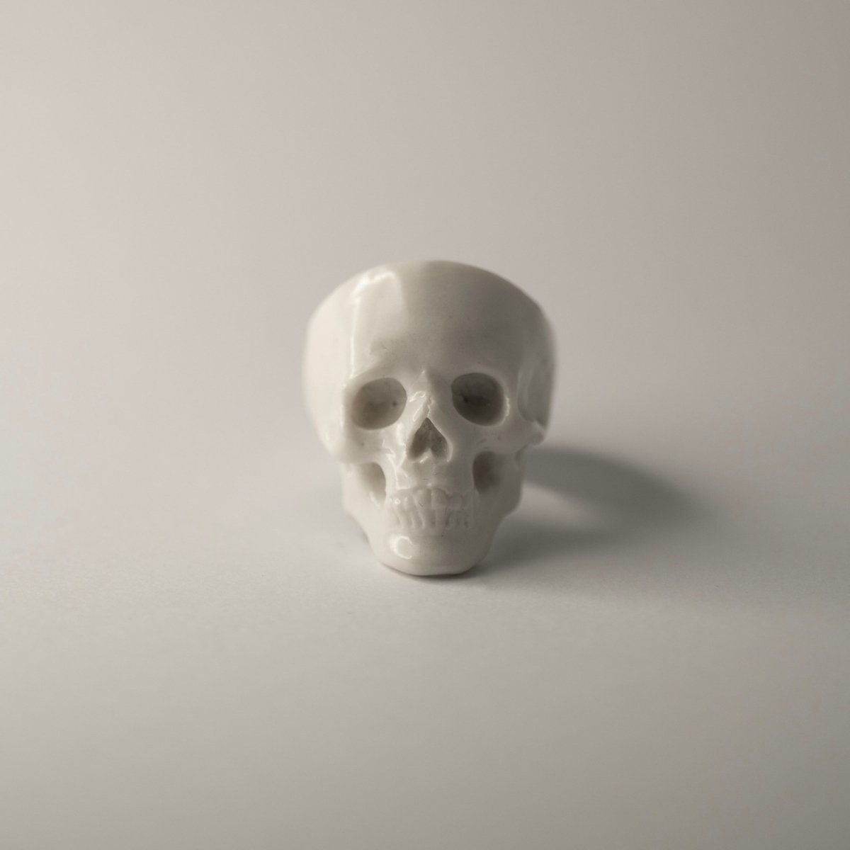 Marble Skull ring - Macabre Gadgets