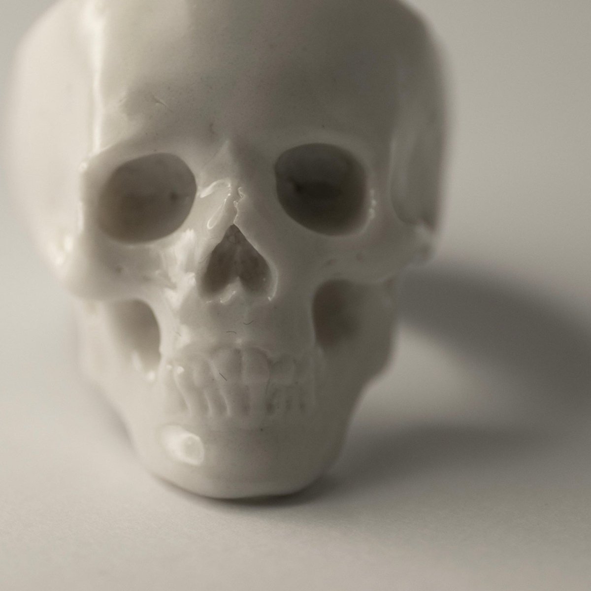 Marble Skull ring - Macabre Gadgets