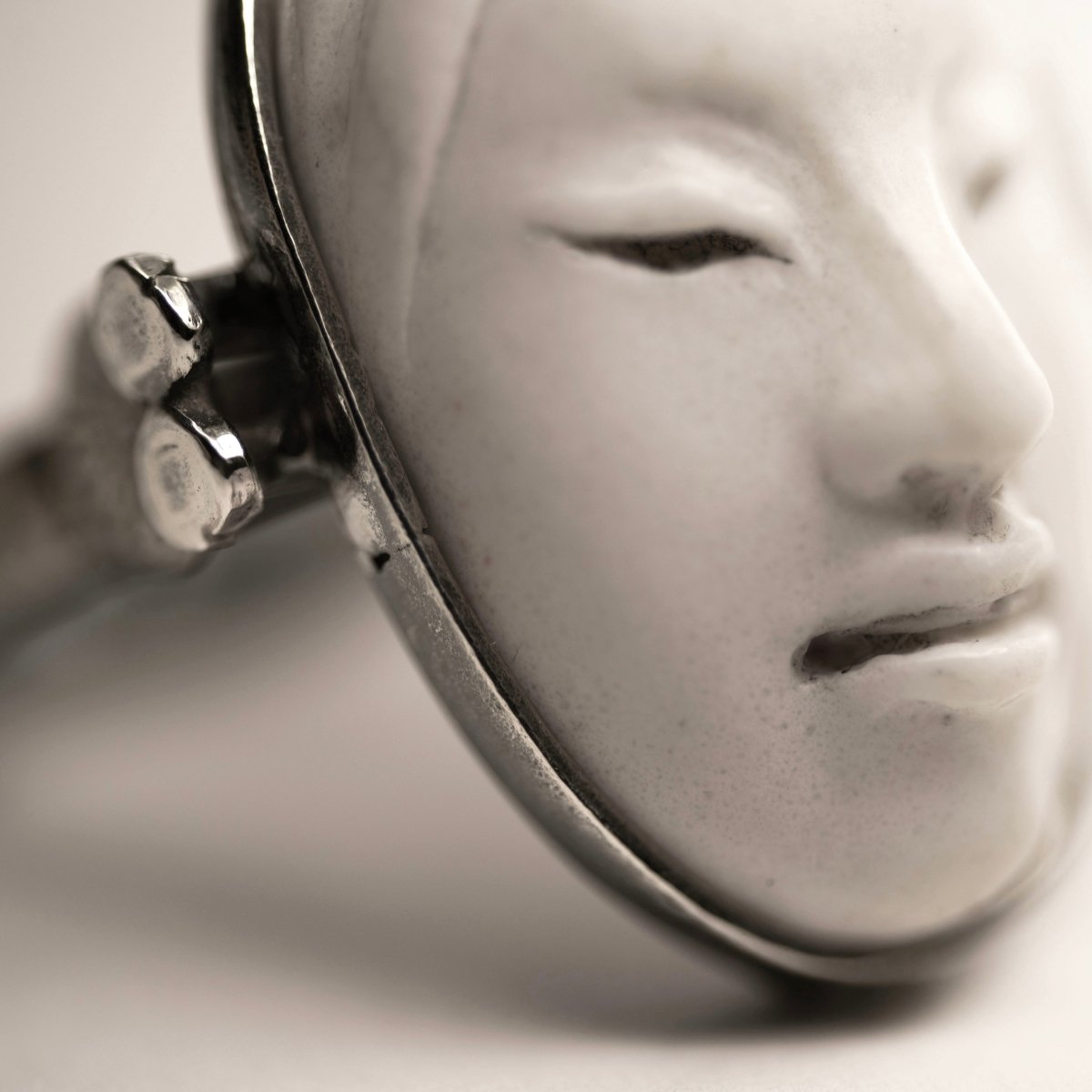 Mask ring - Macabre Gadgets