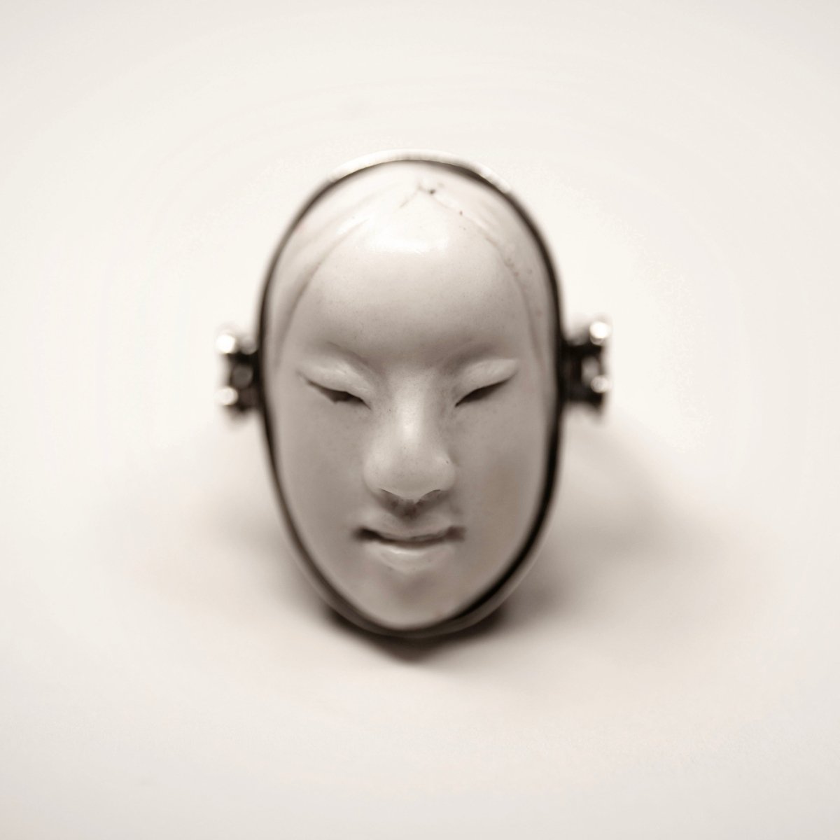 Mask ring - Macabre Gadgets