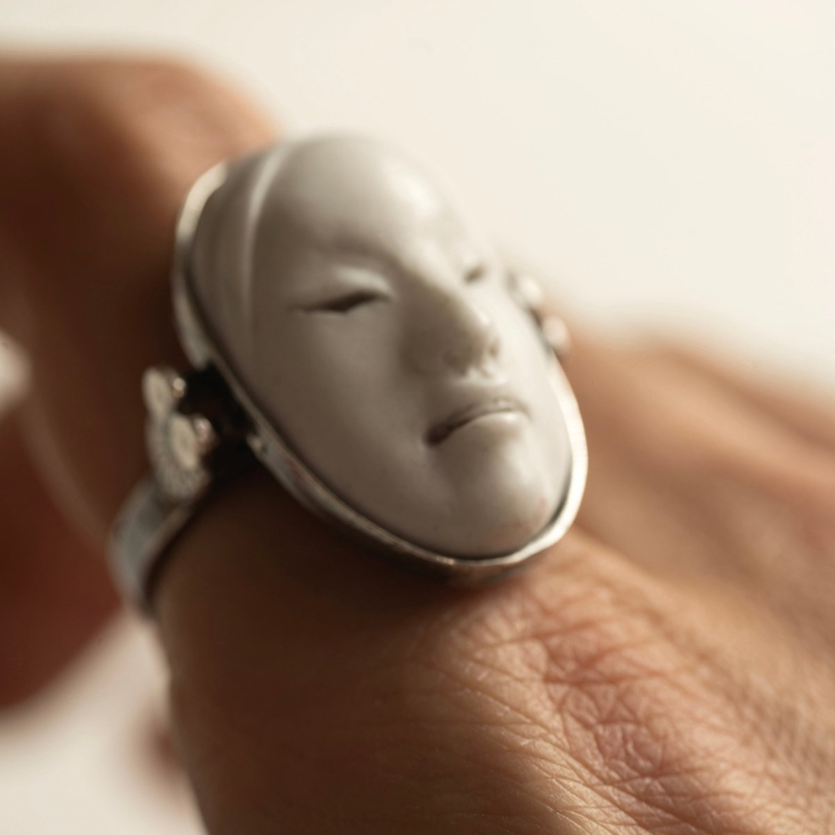 Mask ring - Macabre Gadgets