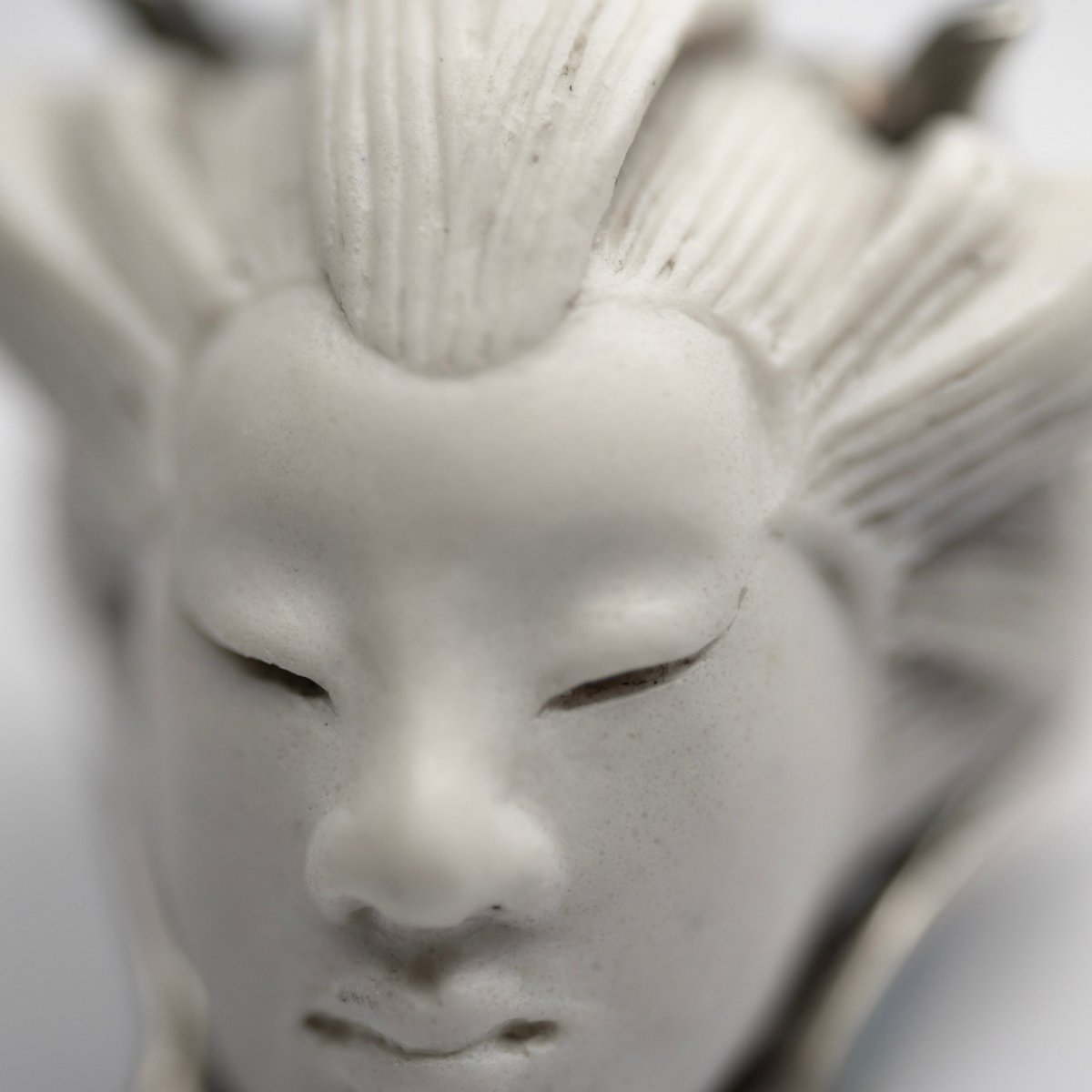 She ring - white variant - close up of the face features