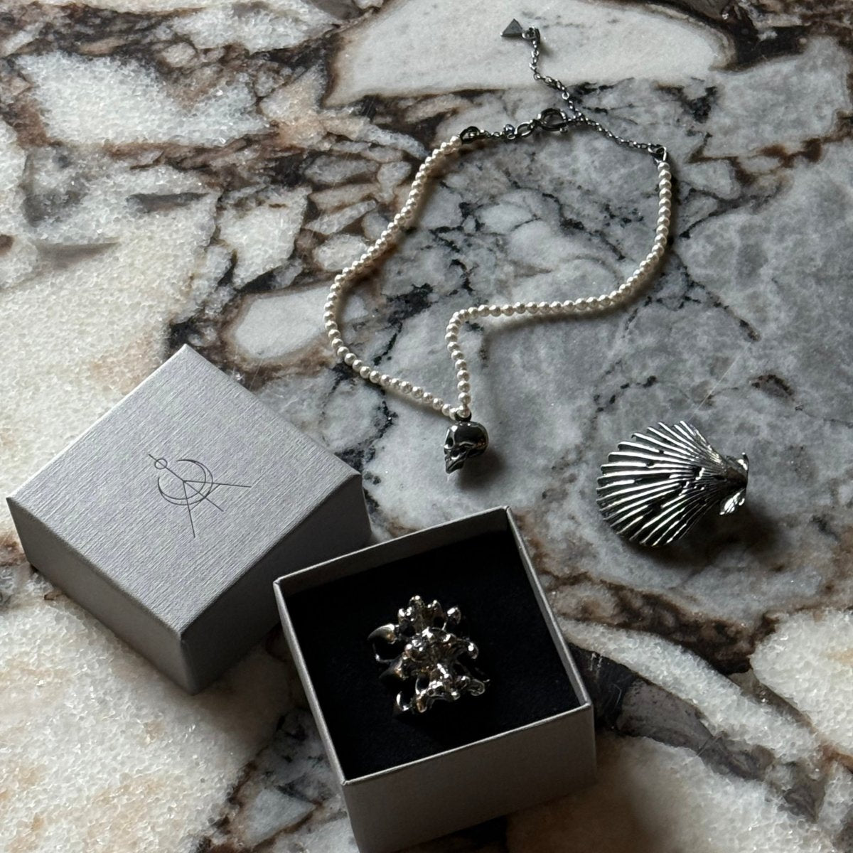 Silver Skull Pearl choker - Macabre Gadgets