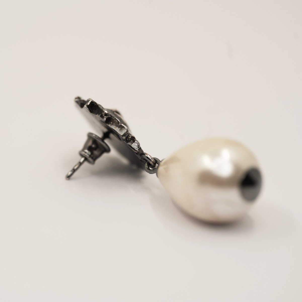 Sirius Pearl Drop earring - Macabre Gadgets