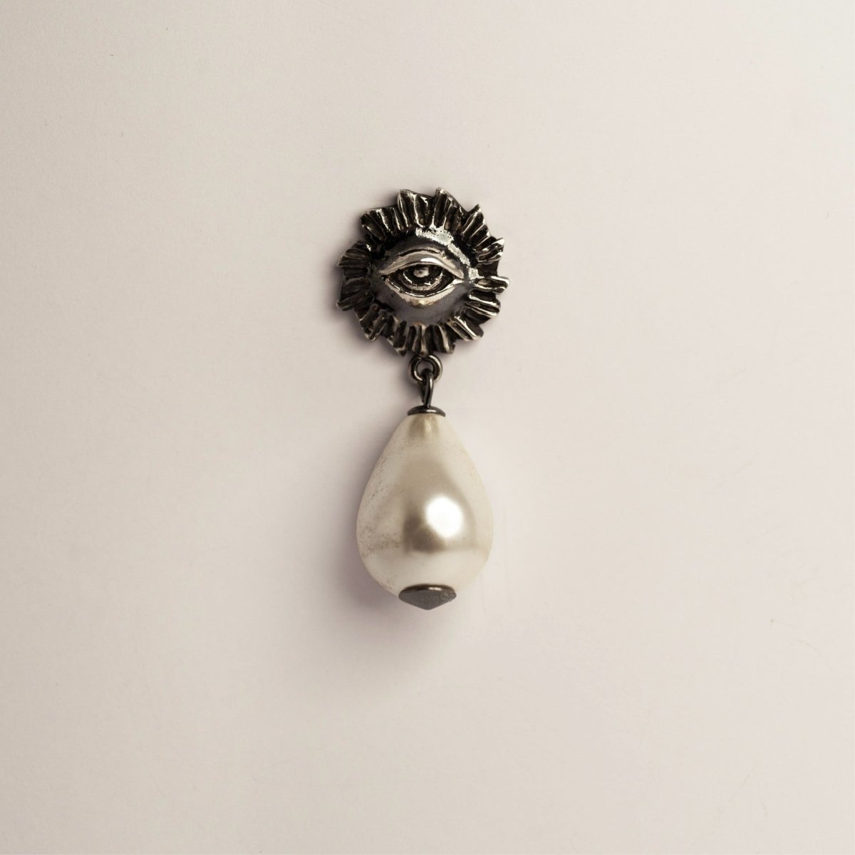 Sirius Pearl Drop earring - Macabre Gadgets