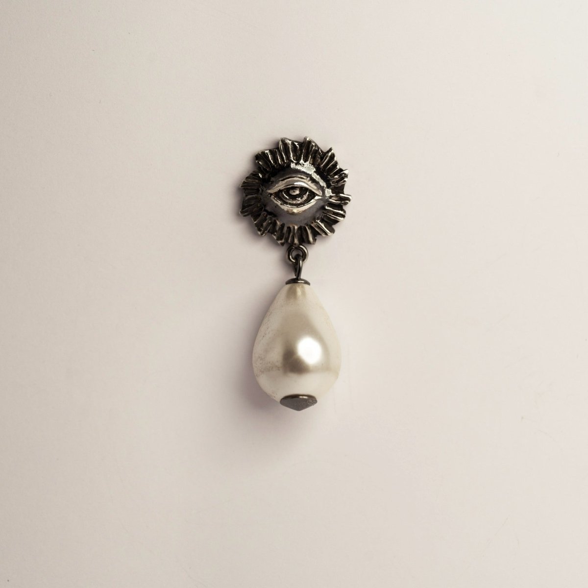 Sirius Pearl Drop earring - Macabre Gadgets