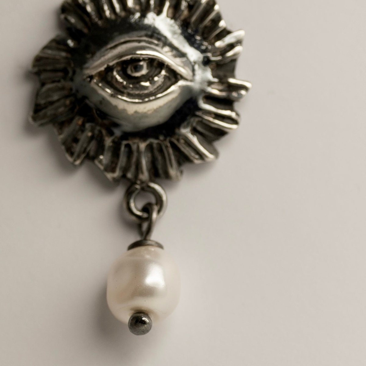 Sirius pearl earring - Macabre Gadgets