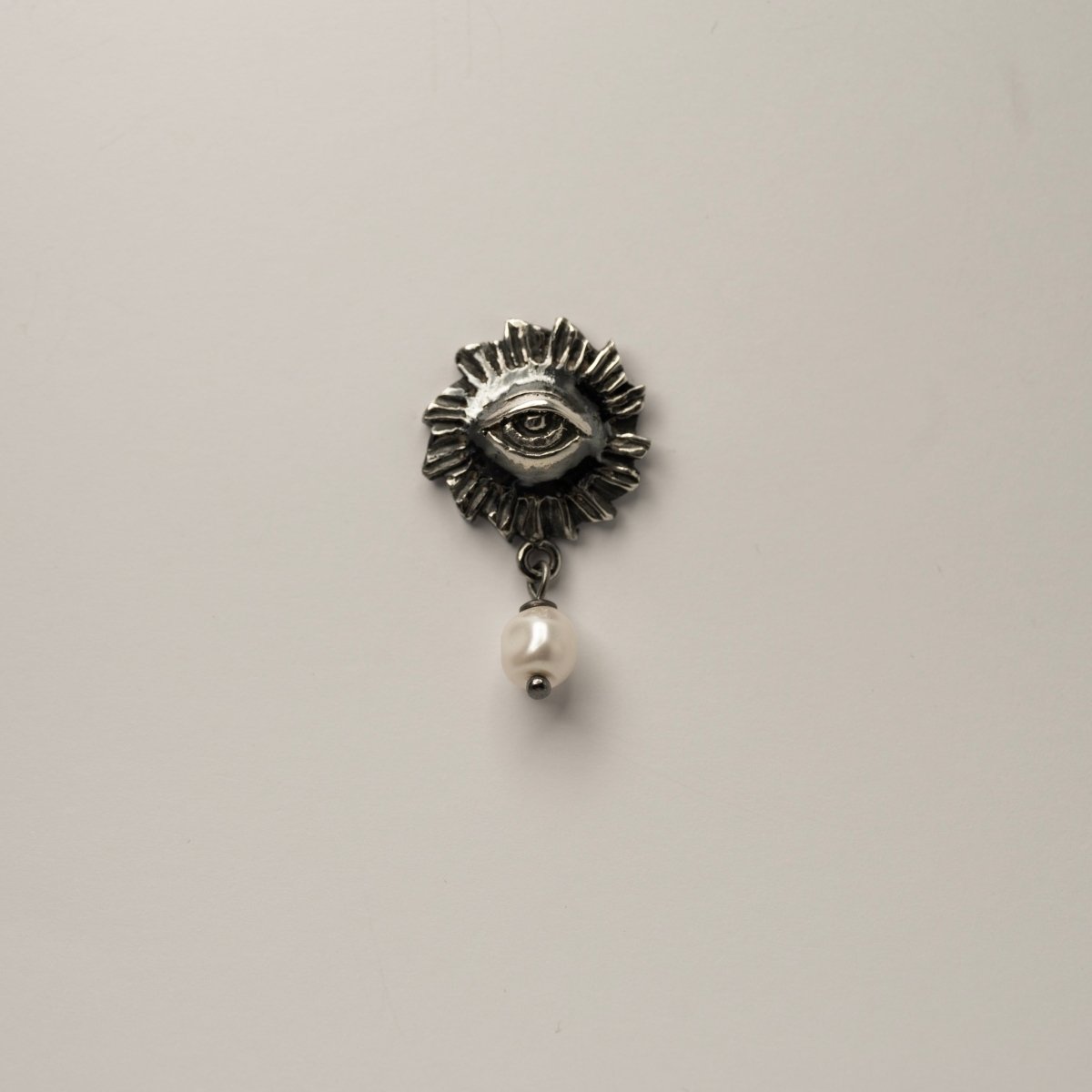 Sirius pearl earring - Macabre Gadgets