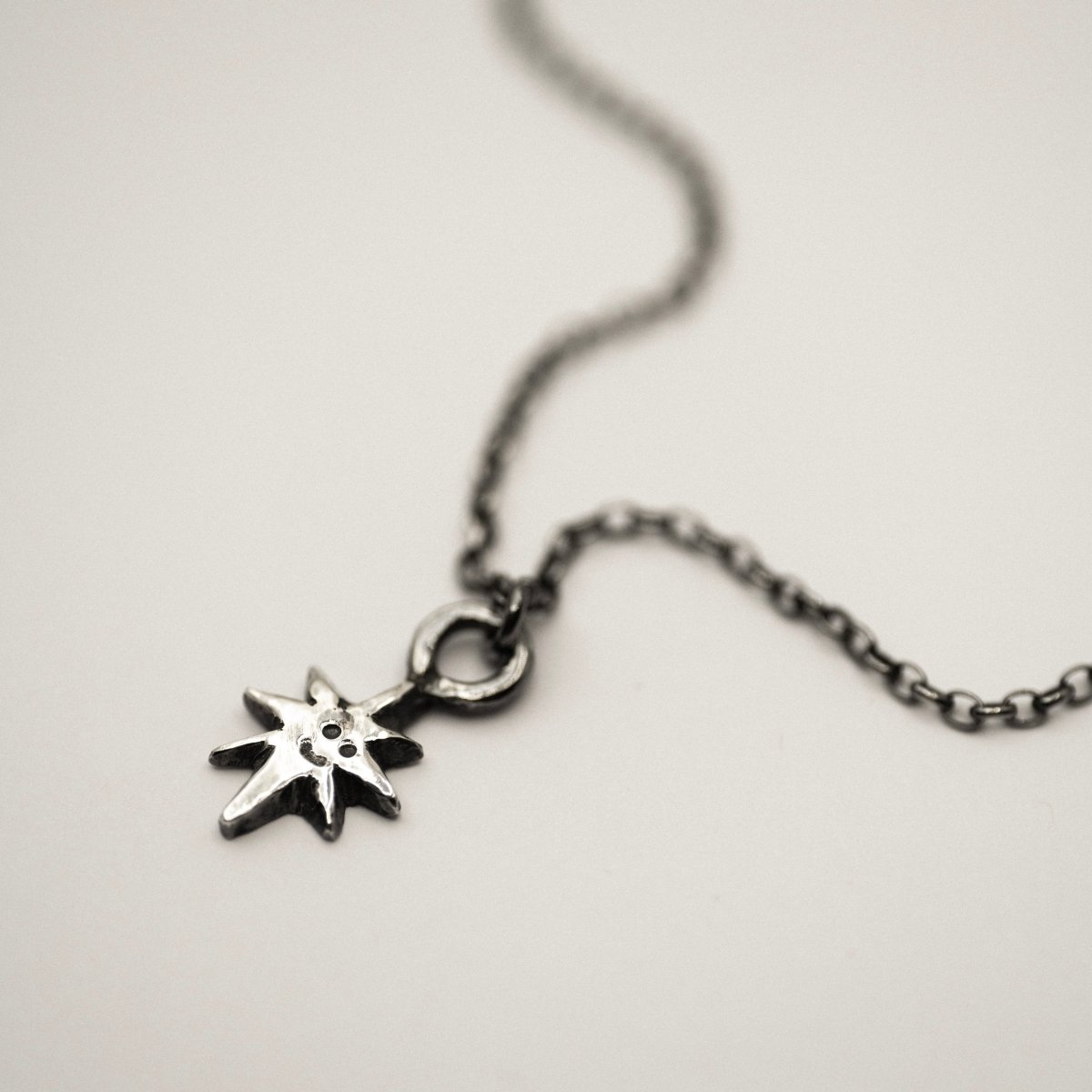 Smiling Star pendant - Macabre Gadgets