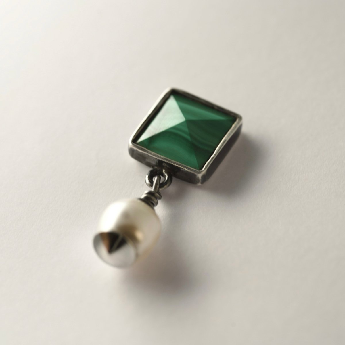 Studs earrings - Macabre Gadgets