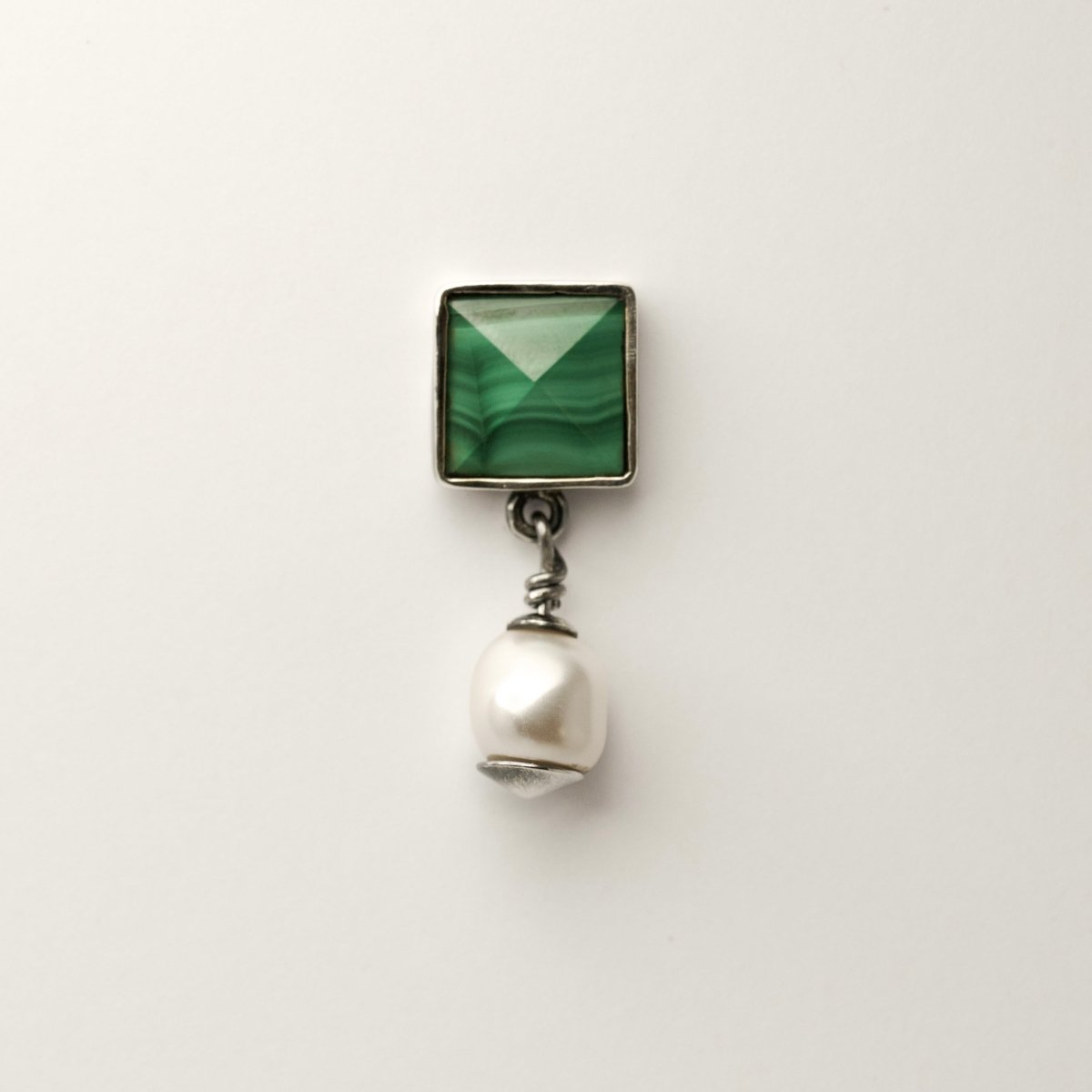 Studs earrings - Macabre Gadgets