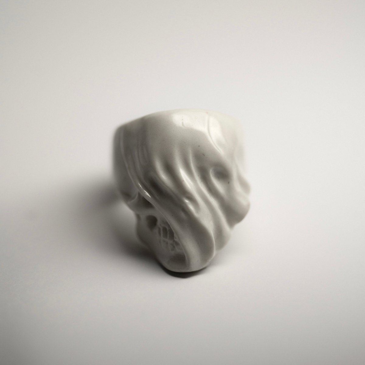 Veiled Skull ring - Macabre Gadgets