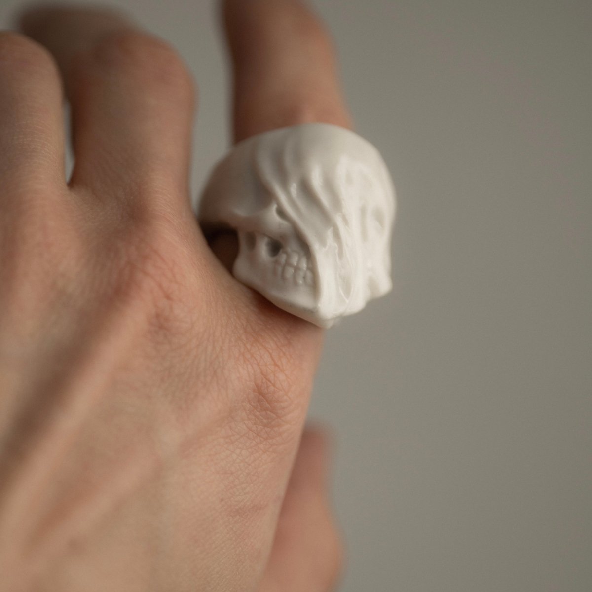 Veiled Skull ring - Macabre Gadgets