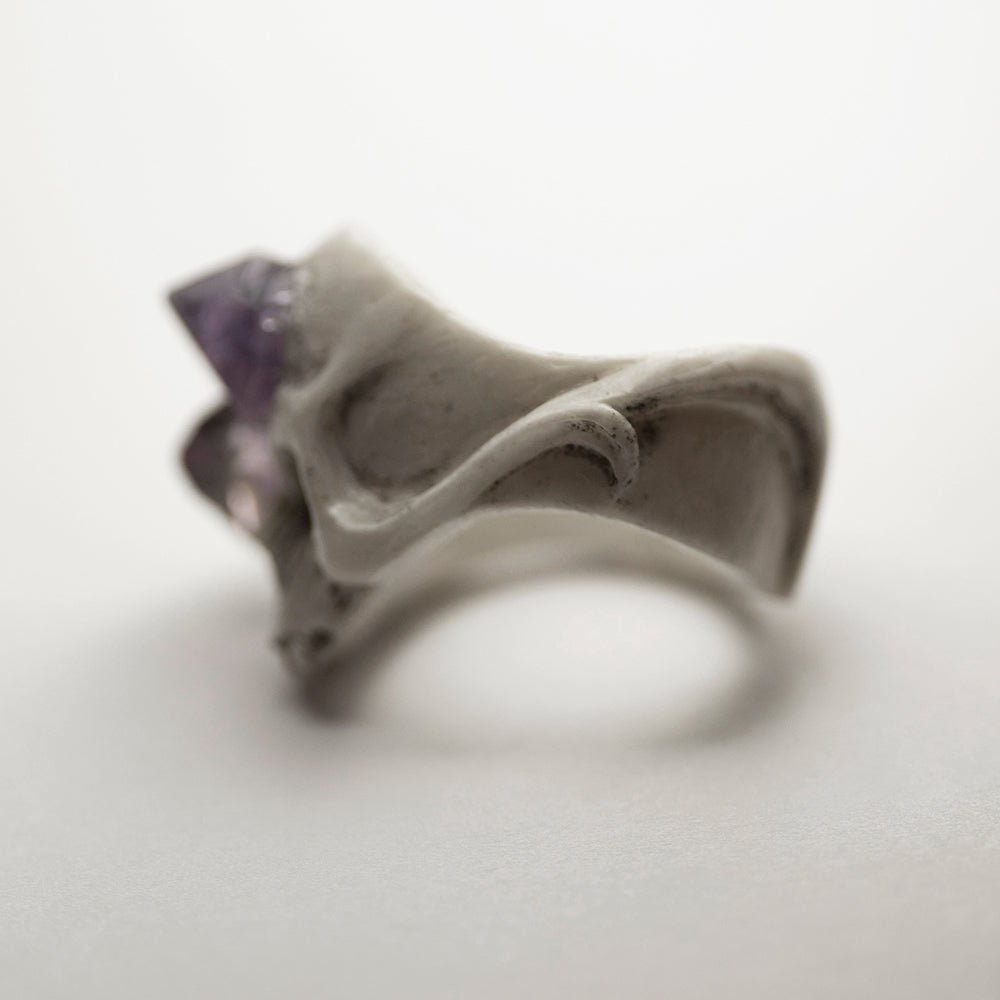 Amethyst Crystal Skull Ring - clear product picture from the side 