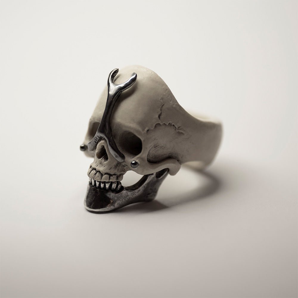 ANCIENT SKULL RING - Macabre Gadgets Store