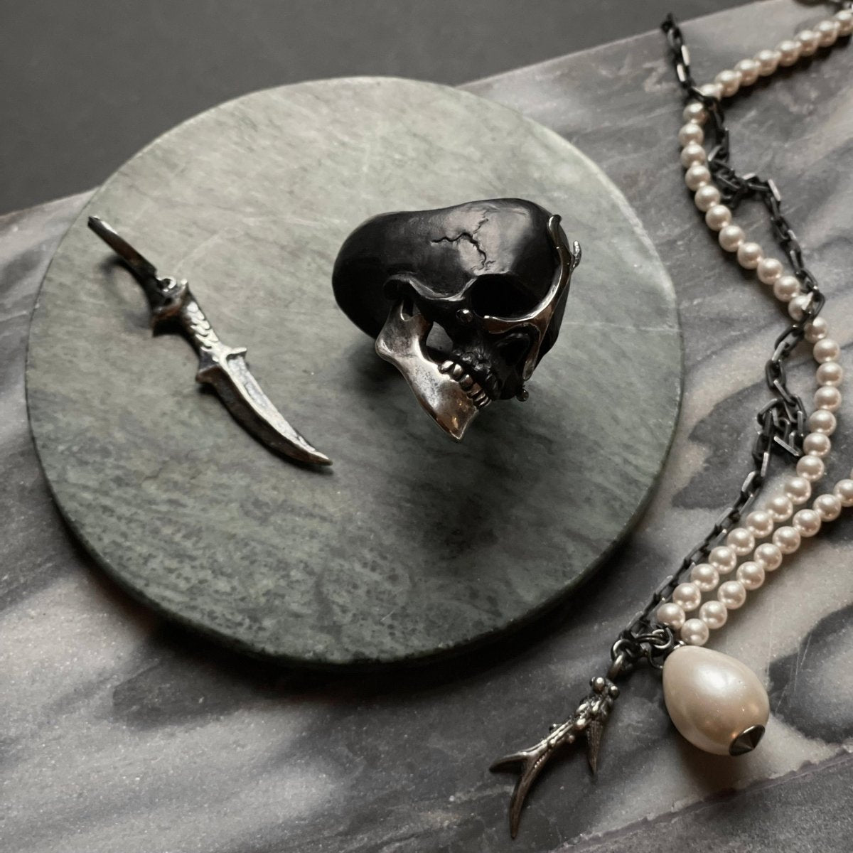ANCIENT SKULL RING - BLACK - Macabre Gadgets Store