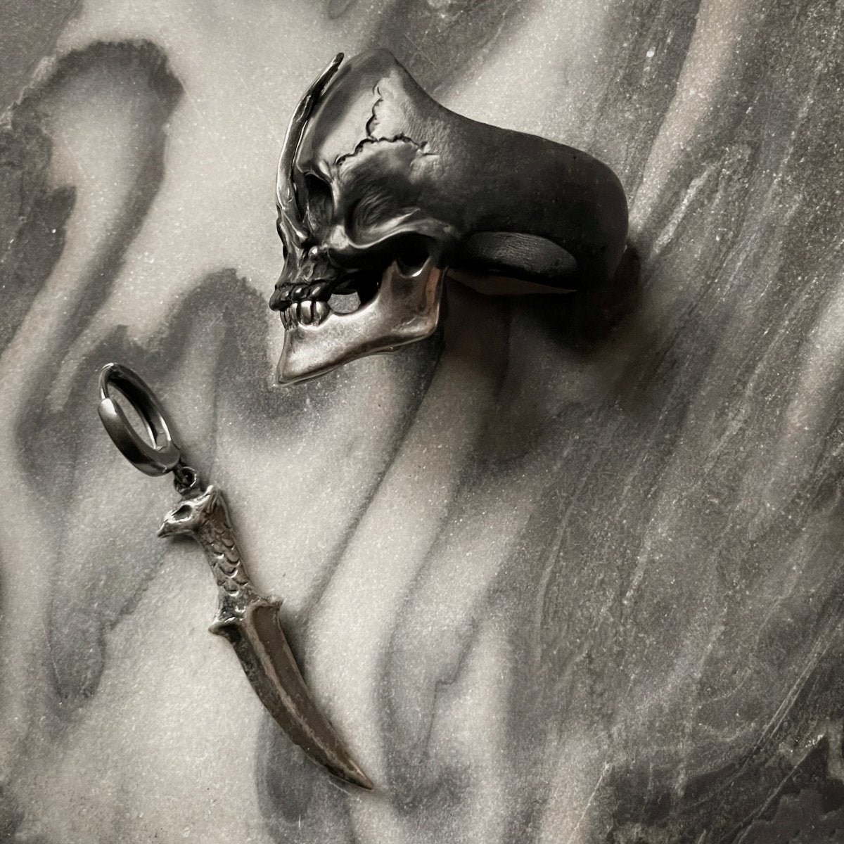 ANCIENT SKULL RING - BLACK - Macabre Gadgets Store