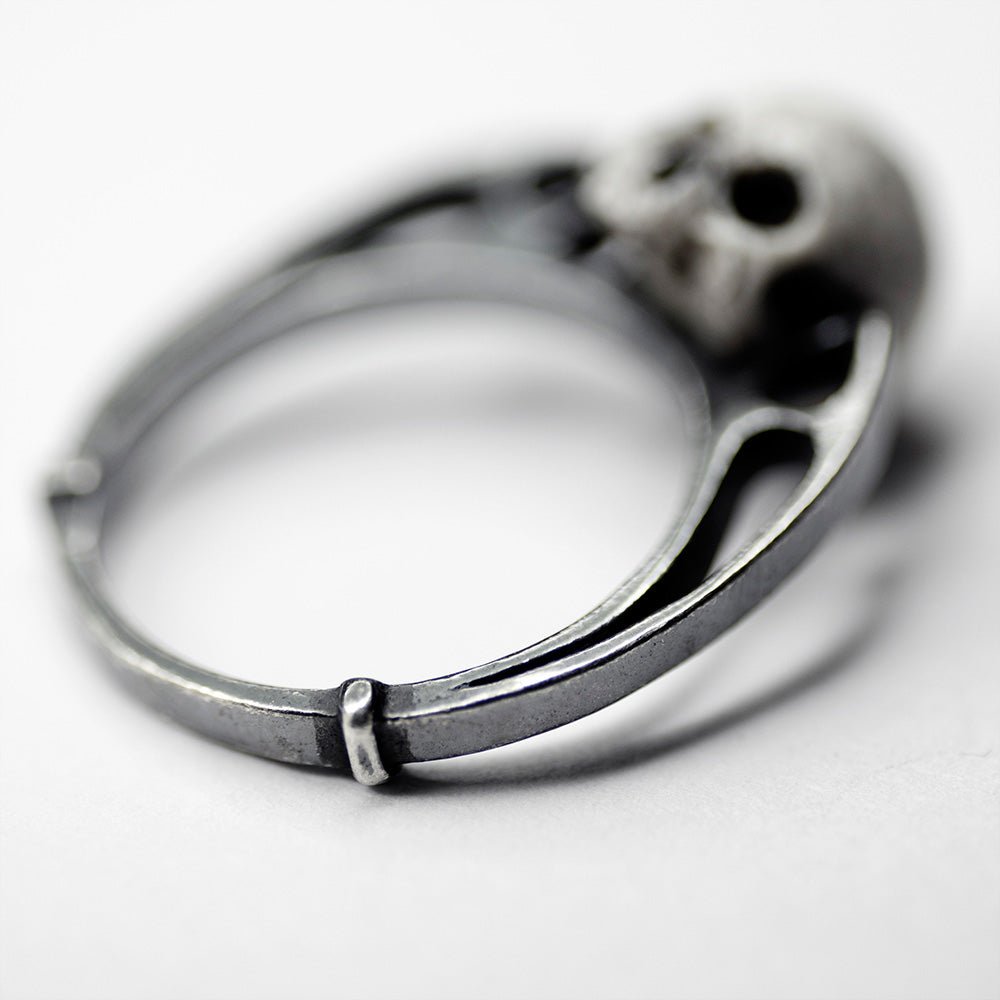 ARCHE SKULL RING - Macabre Gadgets Store