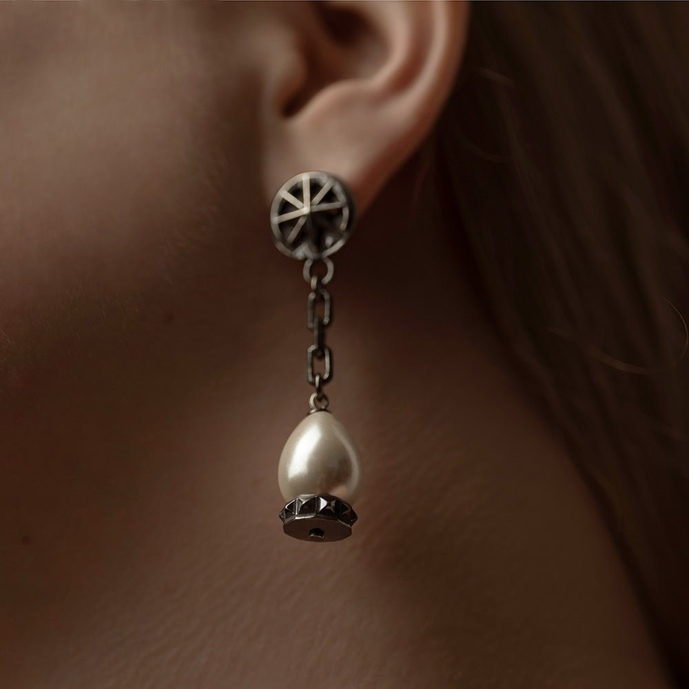 ASTER PEARL EARRING - Macabre Gadgets Store