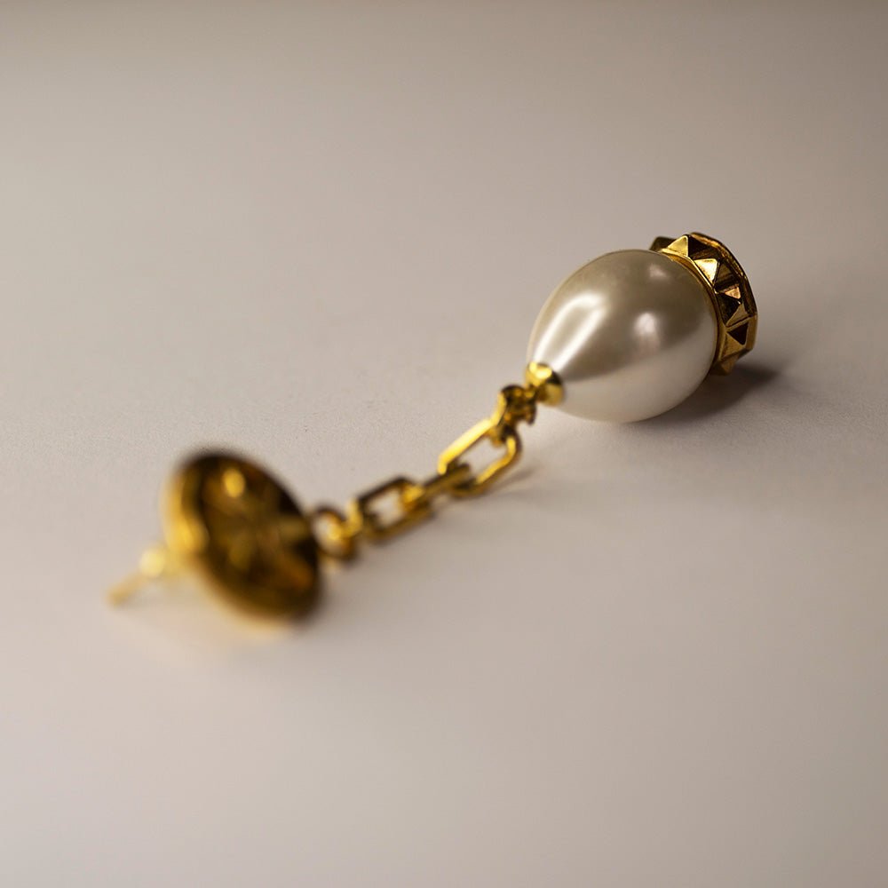 ASTER PEARL EARRING - Macabre Gadgets Store