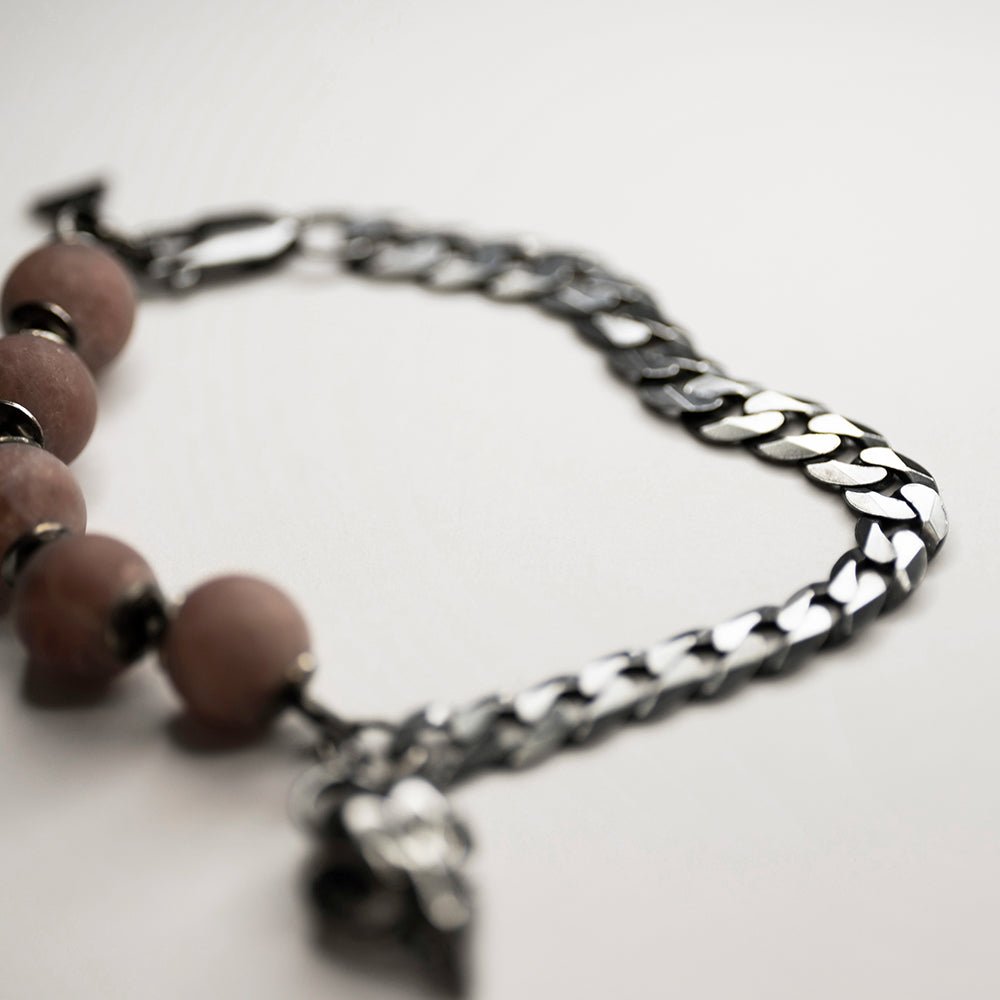 Bird Skull Bracelet - focus on a flat curb chain and its sleek surface