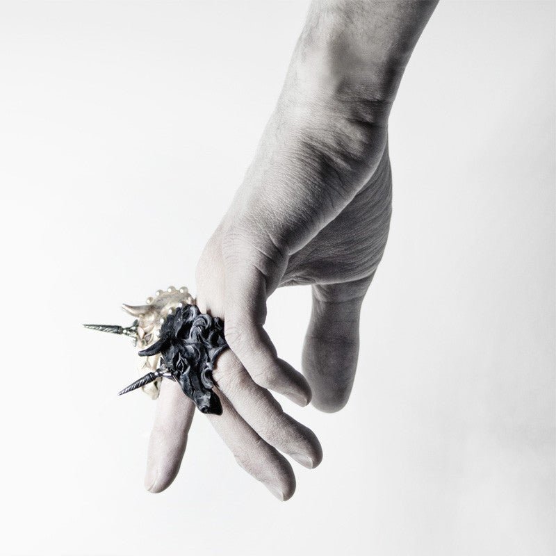 BLACK LICORNE RING - Macabre Gadgets Store