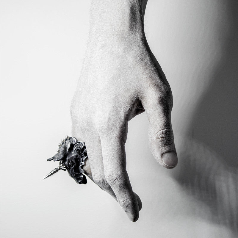 BLACK LICORNE RING - Macabre Gadgets Store