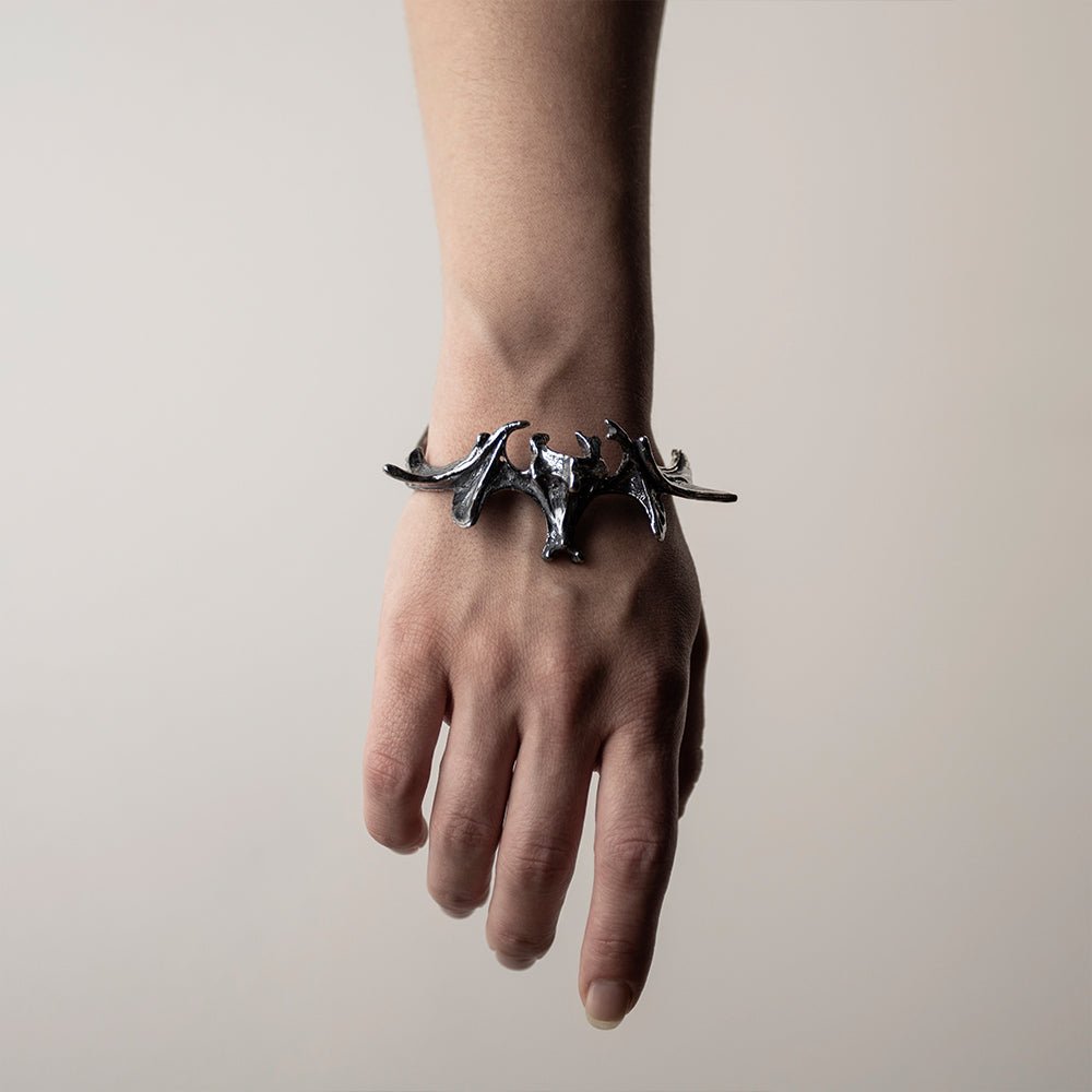 Vertebrae Crest Bracelet on a model's hand - shows us general fit and elegantly bended outlines of the bracelet