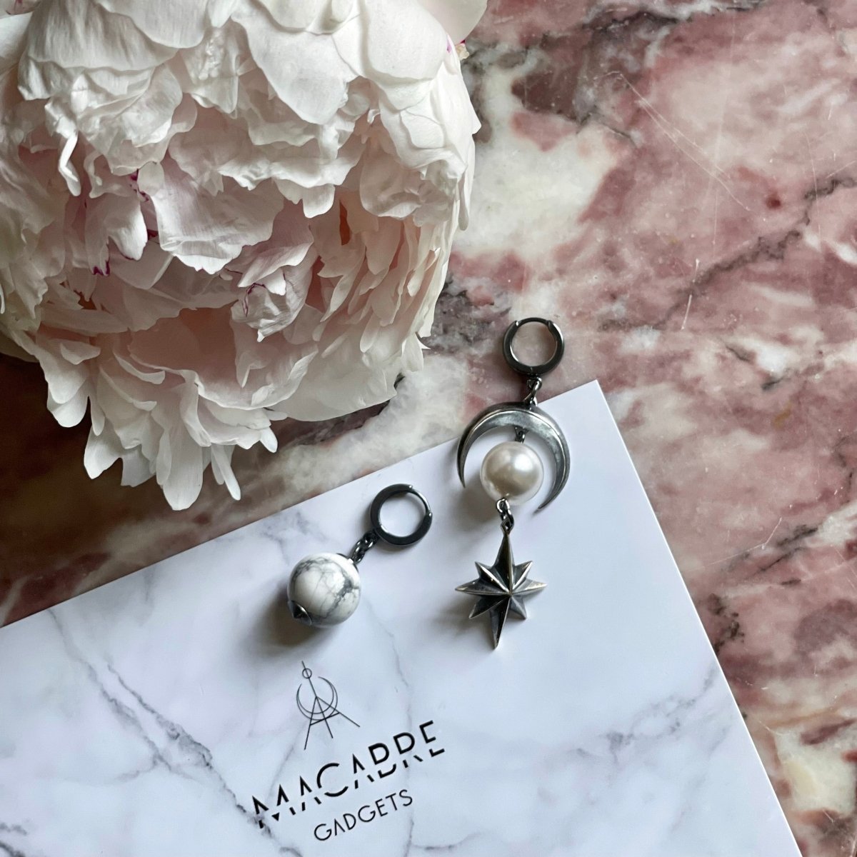 ÉCLIPSE LUNAIRE EARRING - Macabre Gadgets Store