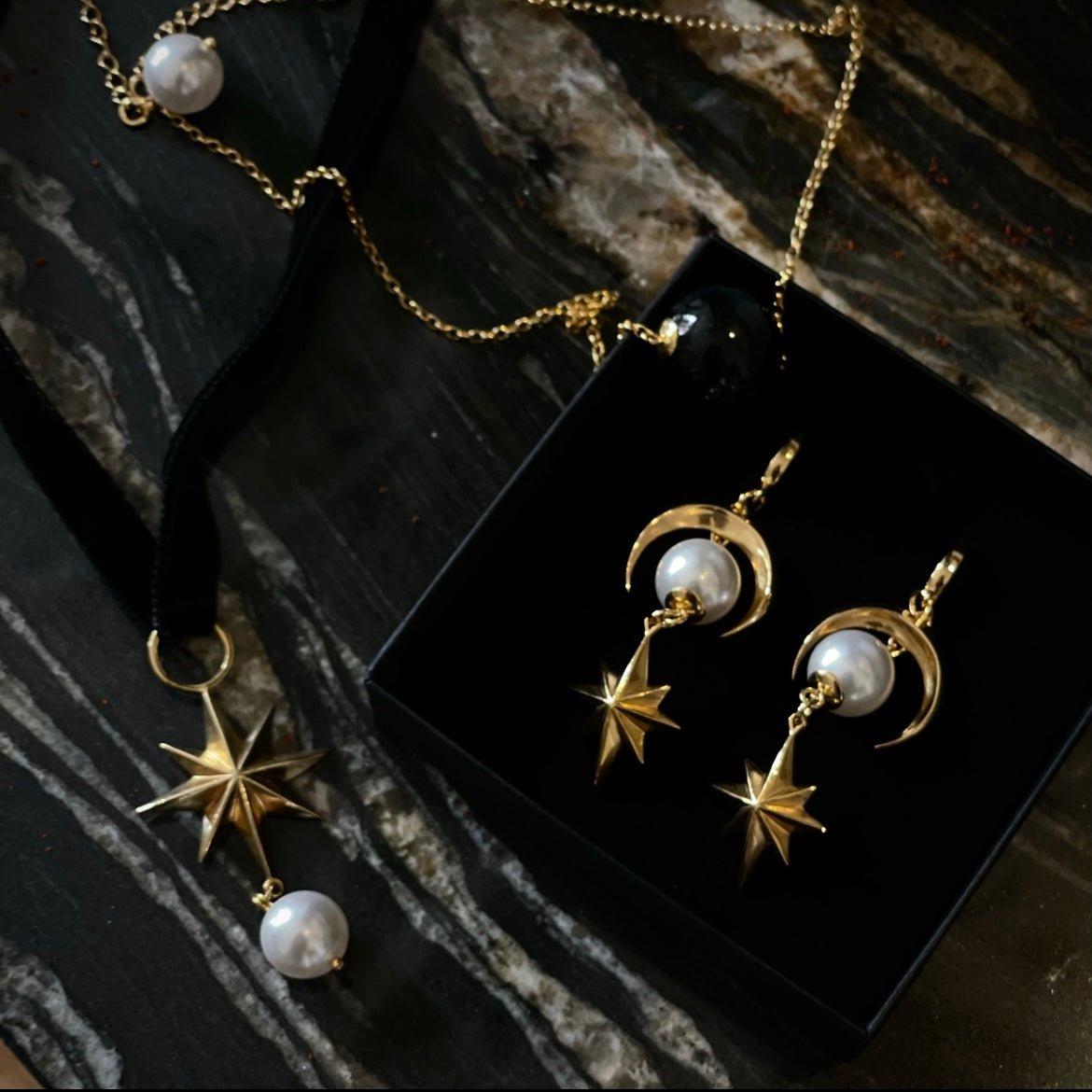 ÉCLIPSE LUNAIRE EARRING - Macabre Gadgets Store