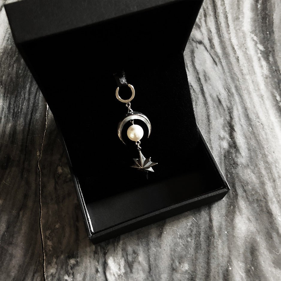 ÉCLIPSE LUNAIRE EARRING - Macabre Gadgets Store