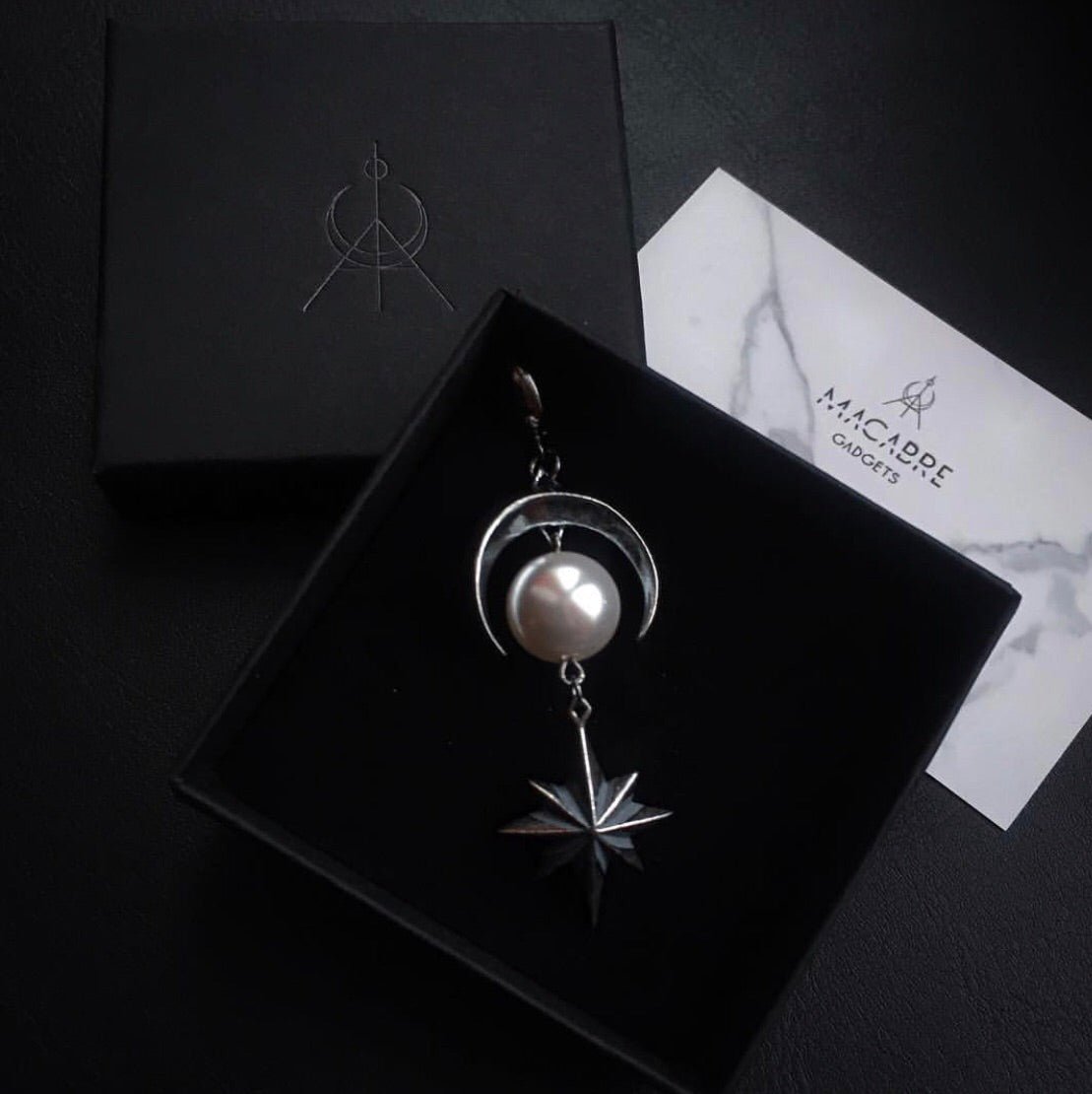 ÉCLIPSE LUNAIRE EARRING - Macabre Gadgets Store