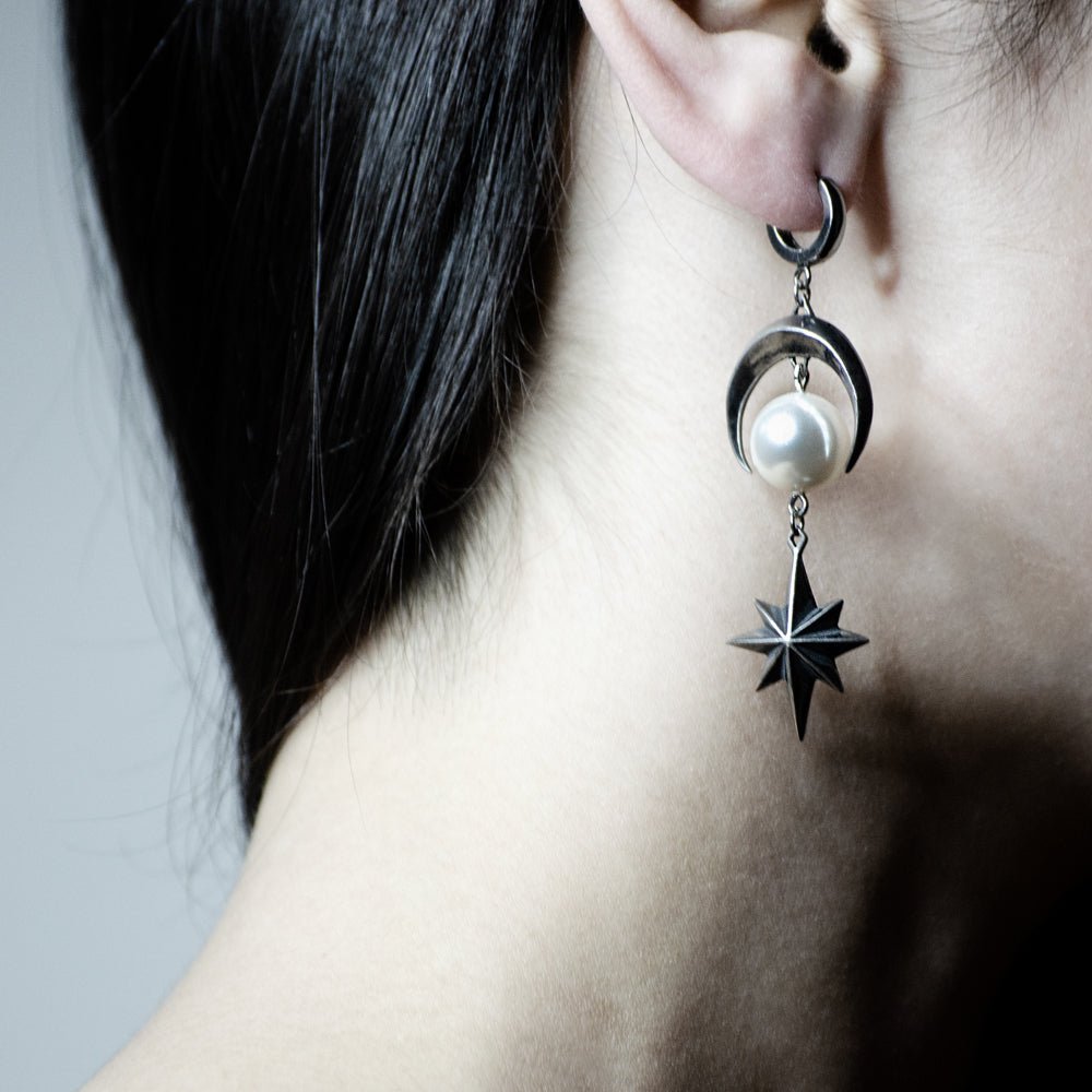 ÉCLIPSE LUNAIRE EARRING - Macabre Gadgets Store