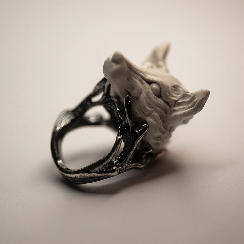 Fox ring - white variant - focus on the fox's head and its sculpted details