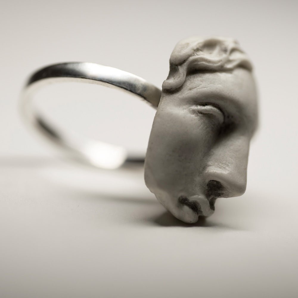 HELEN RING - Macabre Gadgets